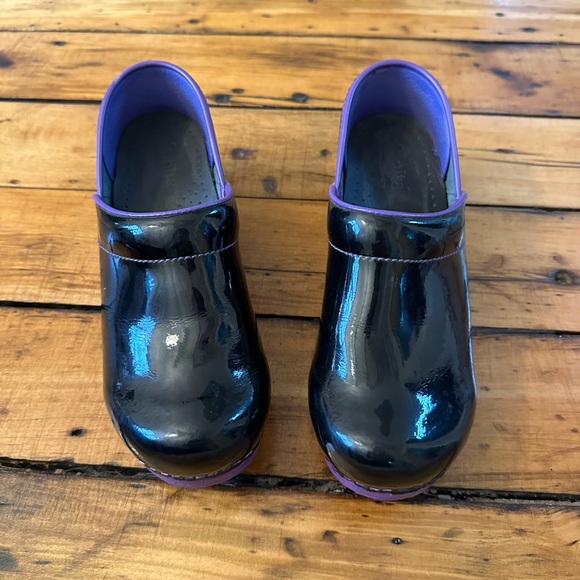 Patent black w purple bottom size 37 Sanita clogs - Picture 2 of 5